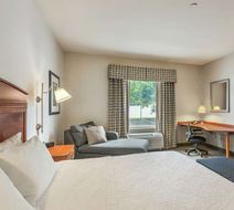 Hampton Inn & Suites Mystic Room