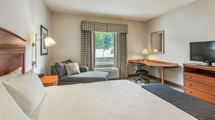 Hampton Inn & Suites Mystic Room