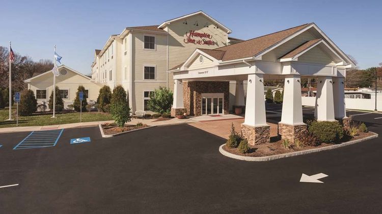 Hampton Inn & Suites Mystic Exterior