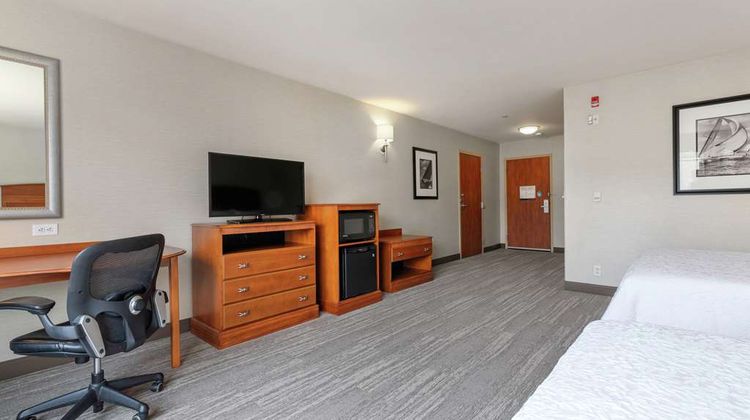 Hampton Inn & Suites Mystic Room