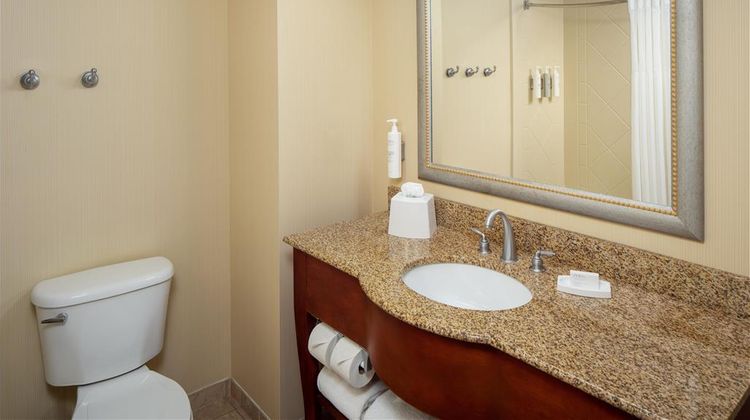 Hampton Inn & Suites Mystic Room