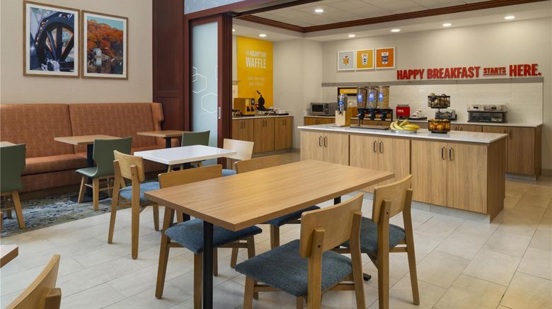 <b>Hampton Inn & Suites Mystic Restaurant</b>. Images powered by <a href="https://iceportal.shijigroup.com/" title="IcePortal" target="_blank">IcePortal</a>.