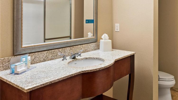 Hampton Inn & Suites Mystic Room