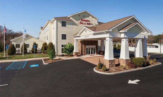 Hampton Inn & Suites Mystic Exterior