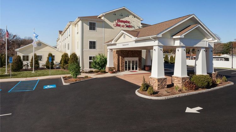Hampton Inn & Suites Mystic Exterior
