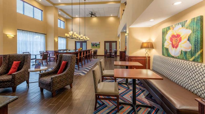 <b>Hampton Inn & Suites Hopkinsville Lobby</b>. Images powered by <a href="https://iceportal.shijigroup.com/" title="IcePortal" target="_blank">IcePortal</a>.