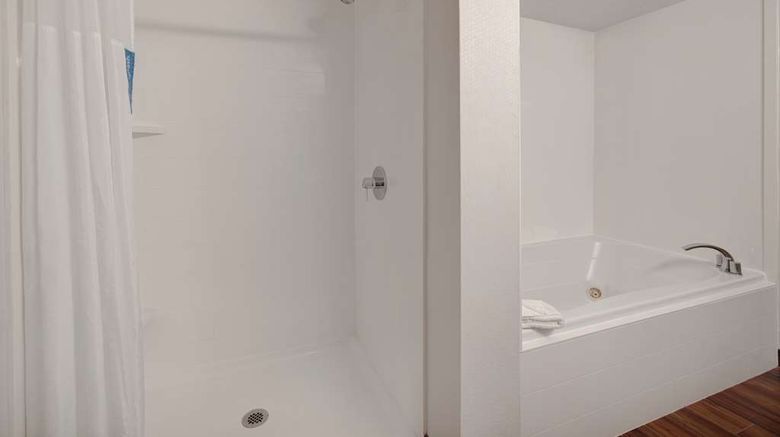 <b>Hampton Inn Hot Springs Room</b>. Images powered by <a href="https://iceportal.shijigroup.com/" title="IcePortal" target="_blank">IcePortal</a>.