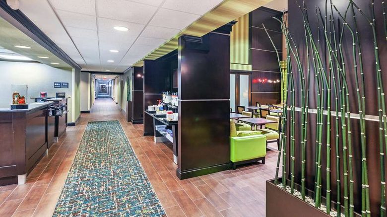 <b>Hampton Inn & Suites Houston/League City Lobby</b>. Images powered by <a href="https://iceportal.shijigroup.com/" title="IcePortal" target="_blank">IcePortal</a>.