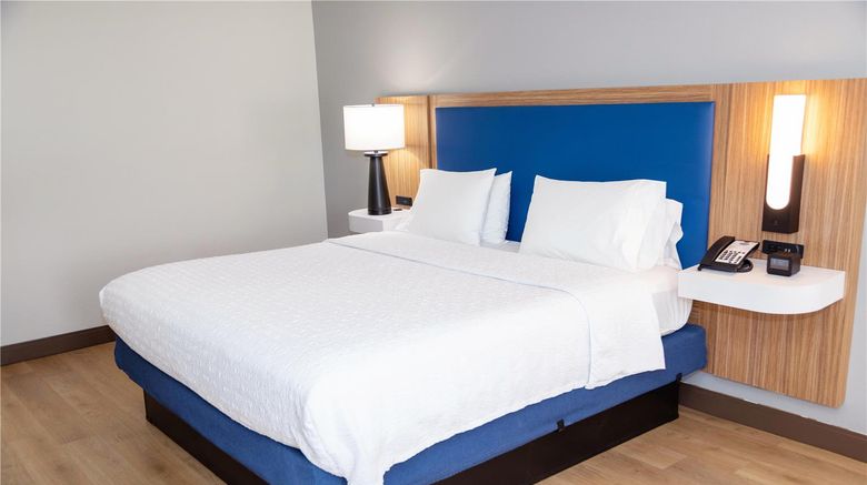 <b>Hampton Inn Madison Room</b>. Images powered by <a href="https://iceportal.shijigroup.com/" title="IcePortal" target="_blank">IcePortal</a>.