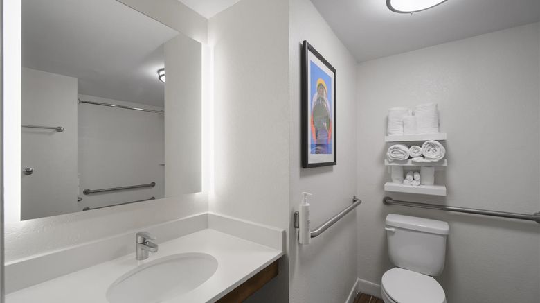 <b>Hampton Inn Havelock Room</b>. Images powered by <a href="https://iceportal.shijigroup.com/" title="IcePortal" target="_blank">IcePortal</a>.