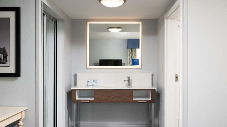 <b>Hampton Inn & Suites Cape Cod/W Yarmouth Room</b>. Images powered by <a href="https://iceportal.shijigroup.com/" title="IcePortal" target="_blank">IcePortal</a>.