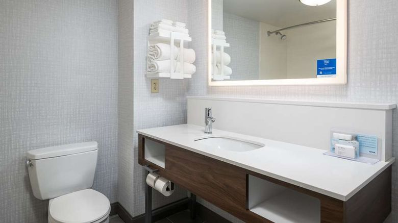 <b>Hampton Inn & Suites Cape Cod/W Yarmouth Room</b>. Images powered by <a href="https://iceportal.shijigroup.com/" title="IcePortal" target="_blank">IcePortal</a>.