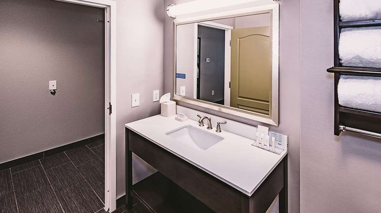 Hampton Inn & Suites Niagara Falls/Arpt Room