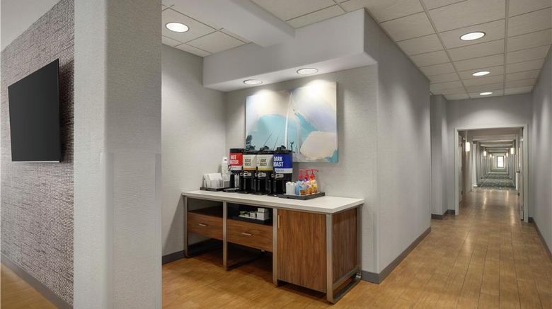 <b>Hampton Inn Derby Lobby</b>. Images powered by <a href="https://iceportal.shijigroup.com/" title="IcePortal" target="_blank">IcePortal</a>.
