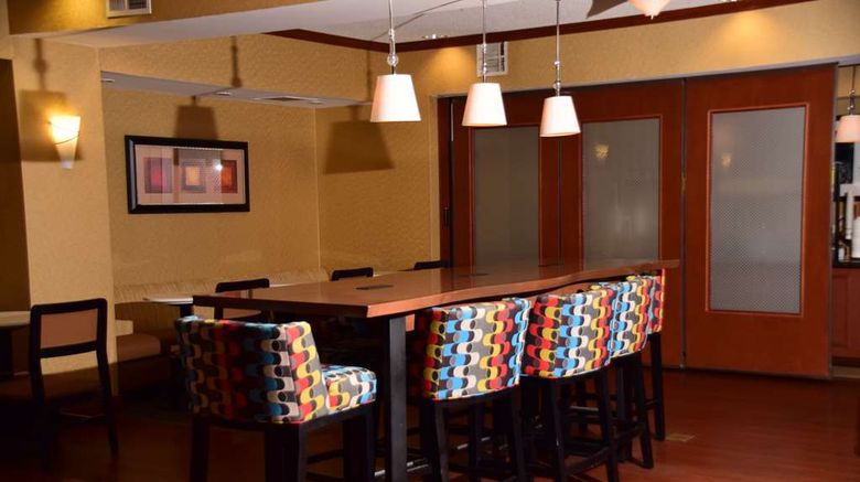 <b>Hampton Inn Lobby</b>. Images powered by <a href="https://iceportal.shijigroup.com/" title="IcePortal" target="_blank">IcePortal</a>.