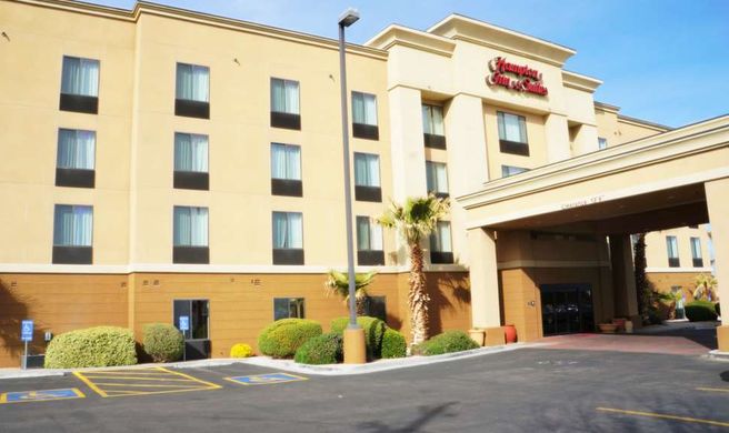 Hampton Inn and Suites Kingman Exterior