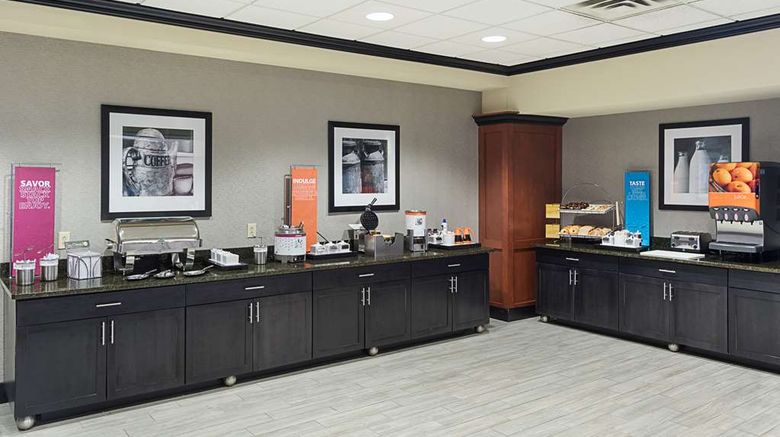 <b>Hampton Inn & Suites Restaurant</b>. Images powered by <a href="https://iceportal.shijigroup.com/" title="IcePortal" target="_blank">IcePortal</a>.