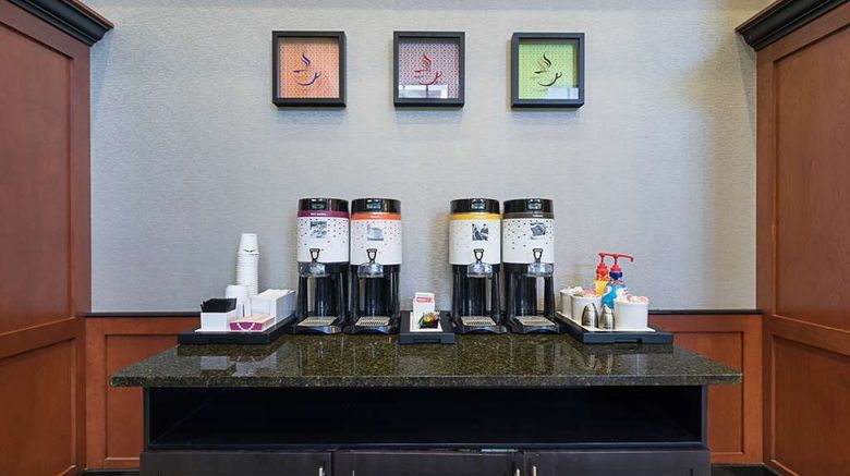 <b>Hampton Inn & Suites Lobby</b>. Images powered by <a href="https://iceportal.shijigroup.com/" title="IcePortal" target="_blank">IcePortal</a>.