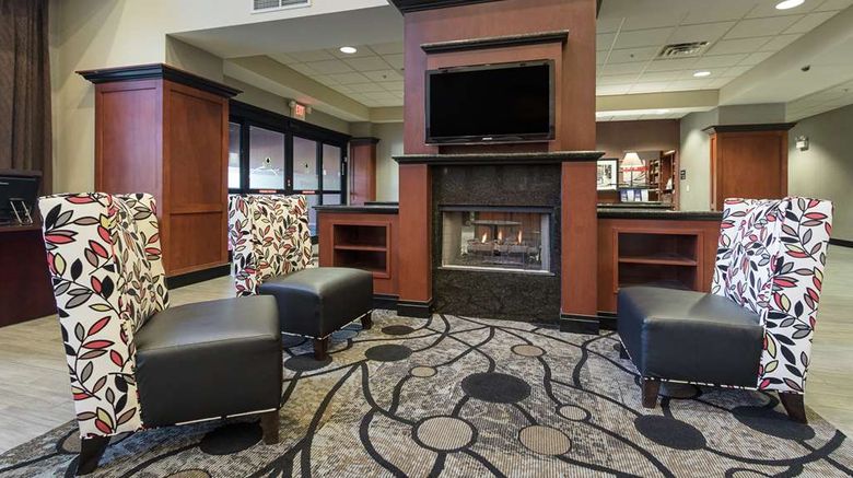 <b>Hampton Inn & Suites Lobby</b>. Images powered by <a href="https://iceportal.shijigroup.com/" title="IcePortal" target="_blank">IcePortal</a>.
