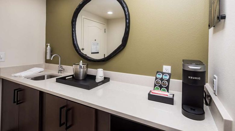 <b>Hampton Inn & Suites Dobson Room</b>. Images powered by <a href="https://iceportal.shijigroup.com/" title="IcePortal" target="_blank">IcePortal</a>.