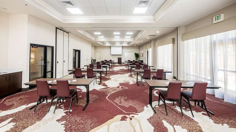 <b>Hampton Inn & Suites Dobson Meeting</b>. Images powered by <a href="https://iceportal.shijigroup.com/" title="IcePortal" target="_blank">IcePortal</a>.