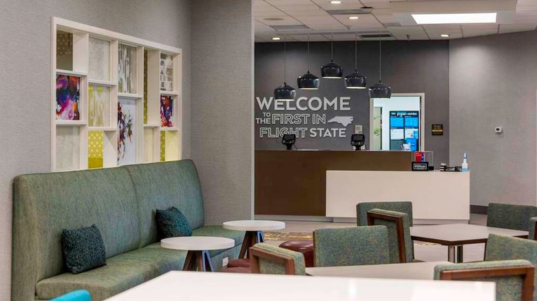 <b>Hampton Inn Kinston Lobby</b>. Images powered by <a href="https://iceportal.shijigroup.com/" title="IcePortal" target="_blank">IcePortal</a>.