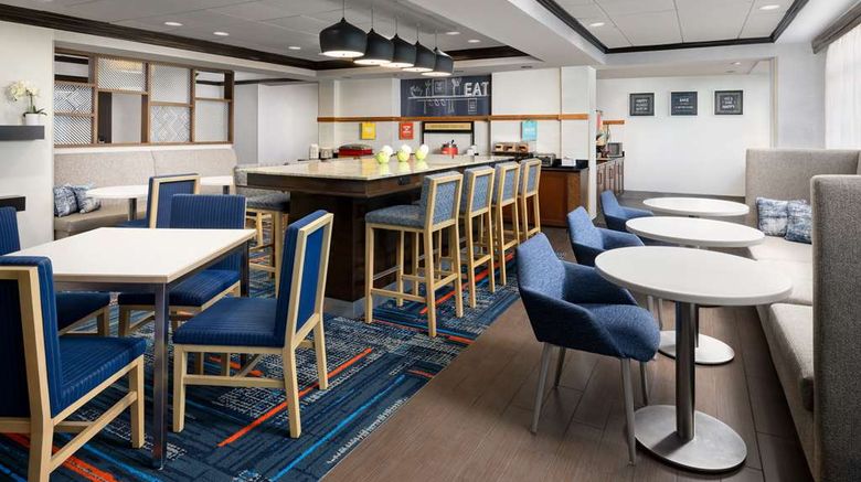 <b>Hampton Inn Long Island/Islandia Restaurant</b>. Images powered by <a href="https://iceportal.shijigroup.com/" title="IcePortal" target="_blank">IcePortal</a>.