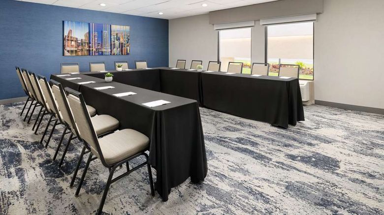 <b>Hampton Inn Long Island/Islandia Meeting</b>. Images powered by <a href="https://iceportal.shijigroup.com/" title="IcePortal" target="_blank">IcePortal</a>.