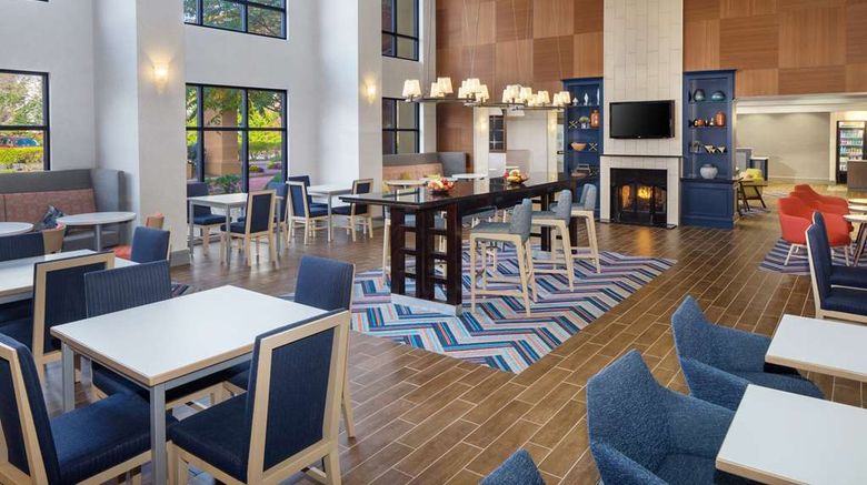 <b>Hampton Inn Garden City Lobby</b>. Images powered by <a href="https://iceportal.shijigroup.com/" title="IcePortal" target="_blank">IcePortal</a>.