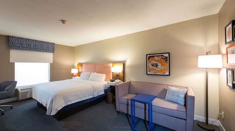 Hampton Inn and Suites Jamestown Room