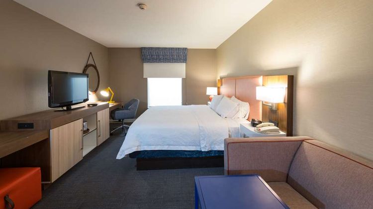 Hampton Inn and Suites Jamestown Room
