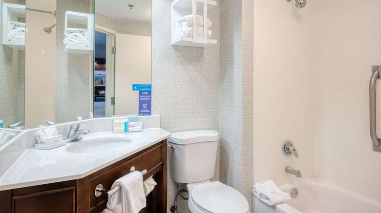 <b>Hampton Inn Janesville Room</b>. Images powered by <a href="https://iceportal.shijigroup.com/" title="IcePortal" target="_blank">IcePortal</a>.