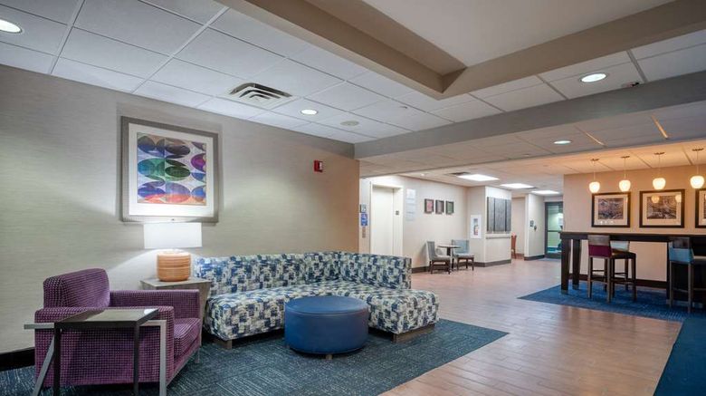 <b>Hampton Inn Janesville Lobby</b>. Images powered by <a href="https://iceportal.shijigroup.com/" title="IcePortal" target="_blank">IcePortal</a>.
