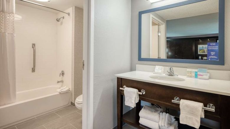 <b>Hampton Inn Janesville Room</b>. Images powered by <a href="https://iceportal.shijigroup.com/" title="IcePortal" target="_blank">IcePortal</a>.