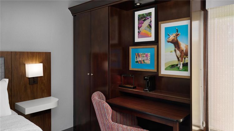 Hampton Inn Janesville Room