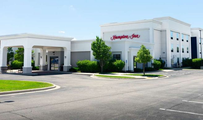 Hampton Inn Elkhorn Exterior