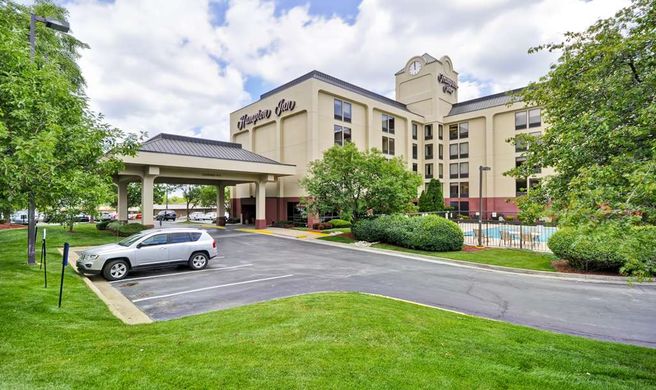 Hampton Inn Overland Park Exterior