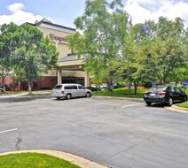 Hampton Inn Overland Park Exterior