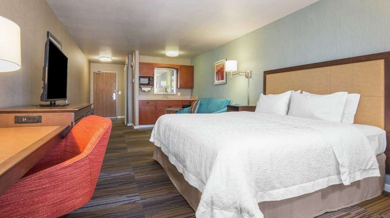 <b>Hampton Inn & Suites Los Alamos Room</b>. Images powered by <a href="https://iceportal.shijigroup.com/" title="IcePortal" target="_blank">IcePortal</a>.