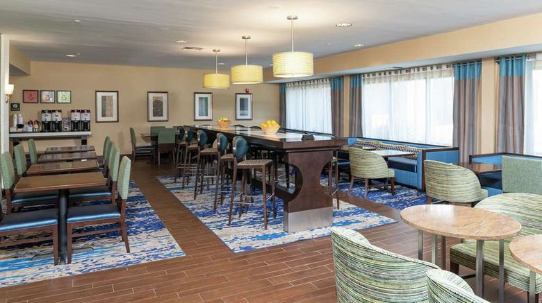 <b>Hampton Inn East Lansing Lobby</b>. Images powered by <a href="https://iceportal.shijigroup.com/" title="IcePortal" target="_blank">IcePortal</a>.