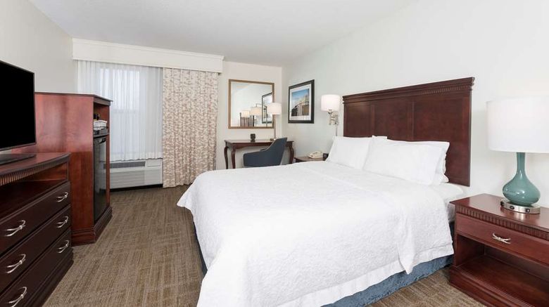 <b>Hampton Inn East Lansing Room</b>. Images powered by <a href="https://iceportal.shijigroup.com/" title="IcePortal" target="_blank">IcePortal</a>.