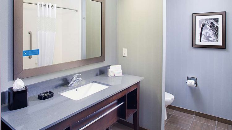 Hampton Inn & Suites Lansing/West, MI Room