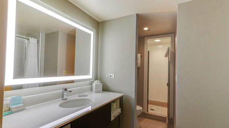 Hampton Inn Tropicana Room