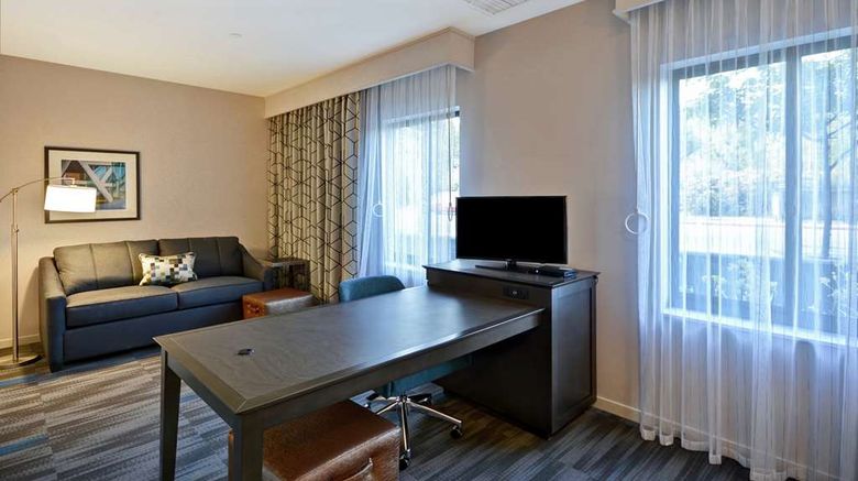 <b>Hampton Inn & Suites LAX Burbank Arpt Room</b>. Images powered by <a href="https://iceportal.shijigroup.com/" title="IcePortal" target="_blank">IcePortal</a>.