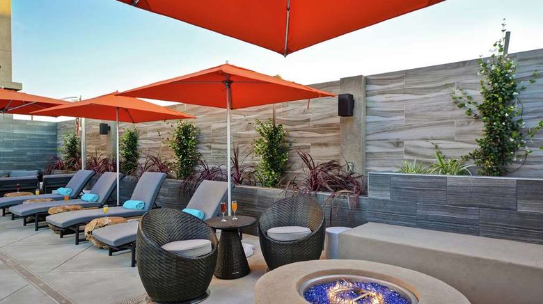 <b>Hampton Inn & Suites LAX Burbank Arpt Pool</b>. Images powered by <a href="https://iceportal.shijigroup.com/" title="IcePortal" target="_blank">IcePortal</a>.