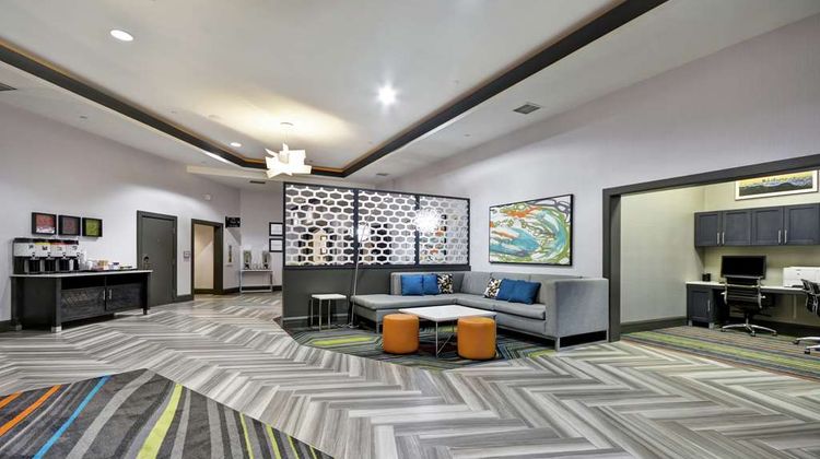 Hampton Inn & Suites LAX Burbank Arpt Lobby