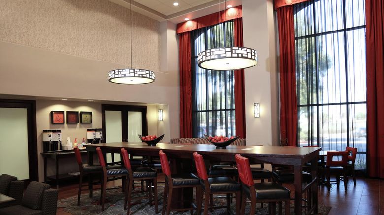 <b>Hampton Inn & Suites Temecula Lobby</b>. Images powered by <a href="https://iceportal.shijigroup.com/" title="IcePortal" target="_blank">IcePortal</a>.