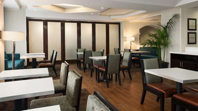 <b>Hampton Inn Los Angeles Int'l Airport Lobby</b>. Images powered by <a href="https://iceportal.shijigroup.com/" title="IcePortal" target="_blank">IcePortal</a>.