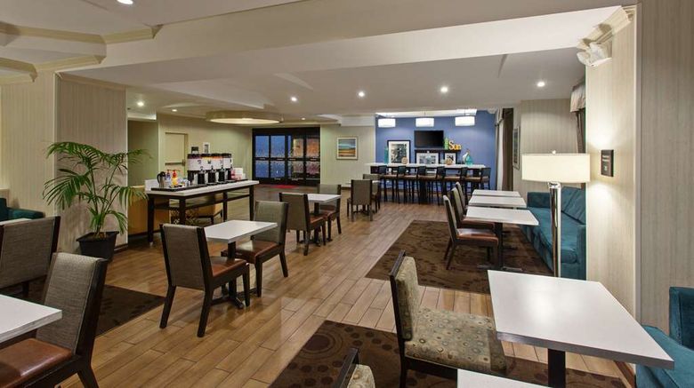<b>Hampton Inn Los Angeles Int'l Airport Lobby</b>. Images powered by <a href="https://iceportal.shijigroup.com/" title="IcePortal" target="_blank">IcePortal</a>.