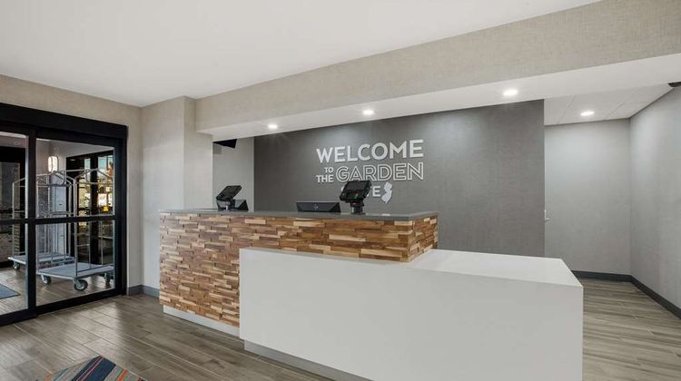 Hampton Inn Linden Lobby